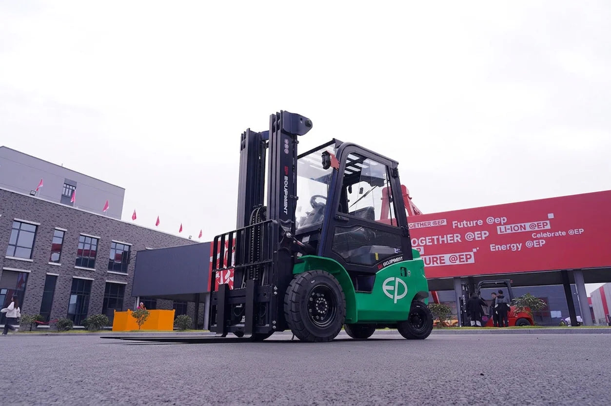 EP EFL303 – 3000 kg – elektrisk gaffeltruck ute (5 av 13)