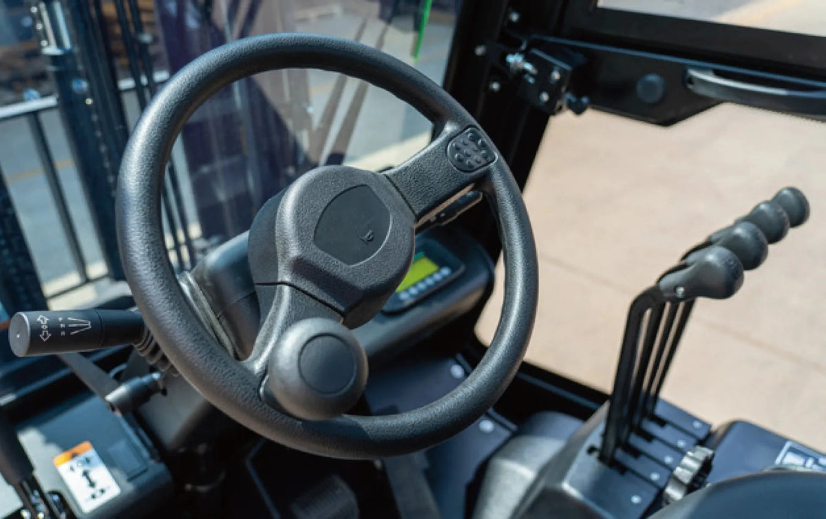 EP TVL201 – 2000 kg – elektrisk gaffeltruck cockpit (10 av 10)